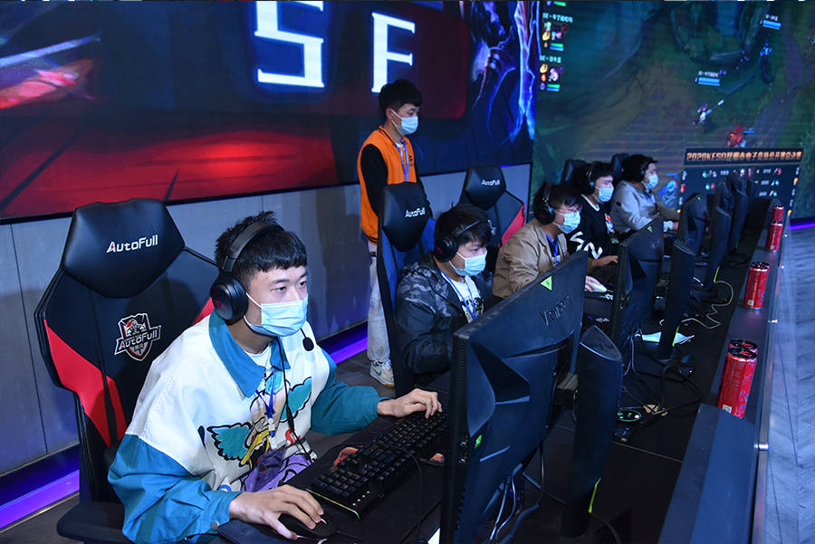 他凭借自己 他凭借自己